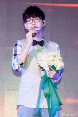 组图：胡夏专辑发布会 美女粉丝现场送熊抱