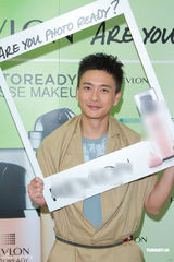 组图：黄宗泽获女友胡杏儿画眉 赞其各方面都好