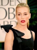 高清图：派波-普拉伯复古红唇绽放笑容