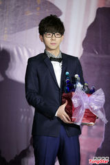 组图：胡夏帅气亮相记者会 现场大跳探戈