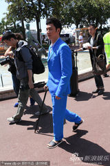 组图：冯绍峰带伤拄拐似绅士 悠闲坐观光车逛沙滩