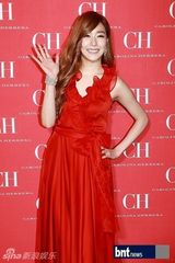 组图：少时TIFFANY高俊熙等红装热情站台