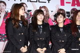 组图：韩女子团体T-ARA首度抵台 粉丝热情引恐慌