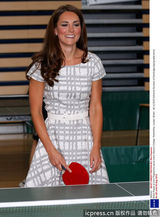 组图：哈利王子逗嫂子凯特王妃莞尔一笑