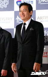 组图：安圣基着黑色西装随前电影节主席金东虎亮相