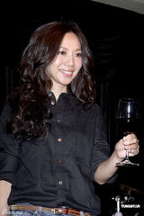 万芳开心为演唱会庆功 大方饮下杯中红酒(组图)