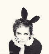 组图： 艾玛登《Elle》封面 可爱表情展小女人风情