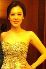 组图：50岁王姬21岁女儿美艳近照 身材高挑展妩媚