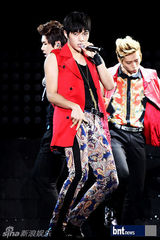 组图：韩团f(x)EXO-M等亮相上海K-POP音乐演唱会