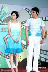 幻灯图：陆毅鲍蕾为儿童店揭幕 情侣装甜蜜恩爱