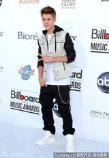 组图：贾斯汀-比伯帅气亮相秀潮鞋