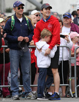 组图：“孔雀”波莫与男友结婚 两爸三娃超萌