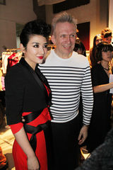 组图：黄奕时尚秀“红与黑”干练妩媚