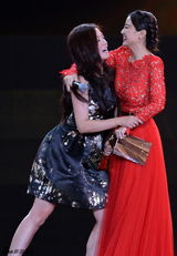 组图：金鸡奖赵薇经纬嘴对嘴 黄晓明陈可辛互吻