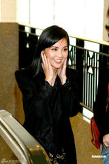 组图：阿娇阿SA合体出席珠宝展 姐妹花大方谈情