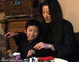组图：王志文携妻揽子打球赛 小家伙搞怪父子颇似