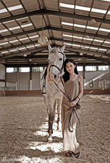 组图：熊乃瑾优雅恬静登封面 与马儿亲密互动