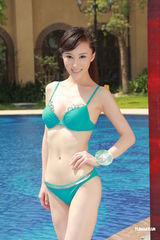 组图：中华小姐泳装照拍摄 选手血糖过低险晕倒