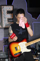 组图：黄贯中享受街头开唱 自曝彩排现突发状况