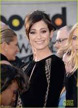 组图：女演员艾米罗森波点透视裙秀美背