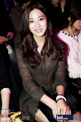 组图：韩星朴信惠与少时秀英等亮相首尔时装周