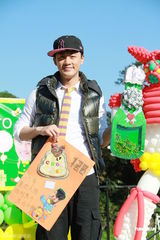 组图：林峰提前与歌迷庆生日 许下愿望陪家人