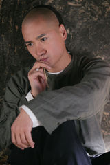 组图：何晟铭《功夫乾隆》穿囚服上演监狱风云