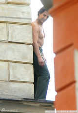 组图：《碟中谍4》阿汤哥半裸吊钢丝变空中飞人