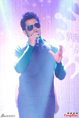 组图：郭富城斑点装亮相 墨镜遮面尽显型男范