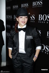 组图：杨千嬅透视装美背尽裸 正努力造人一切随缘