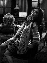 组图：王雅捷婚事将近 古堡拍写真显名媛气质