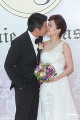 组图：港星文颂娴奉子成婚 宣布已怀孕三个月