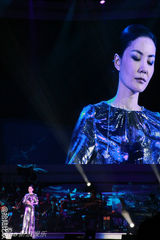 组图：王菲与邓丽君隔空对唱 银色长裙典雅