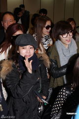 组图：韩女子团体T-ARA首度抵台 粉丝热情引恐慌