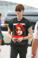 组图：李钟硕赴菲律宾拍新片 邻家男孩巨星范