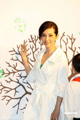 幻灯图：李冰冰白衣出席公益活动 现场教授手语