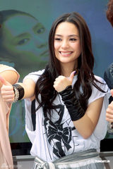 组图：阿娇被问玉照反应大 称要随时间“放低过去”