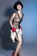 组图：苏岩拍摄性感大片 灵动身姿突显俏皮个性