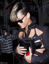 幻灯图集：蕾哈娜现身巴黎秀场 不忘招手秀亲切