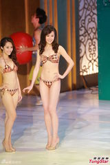 组图：港姐泳装秀热辣美胸 蛮腰翘臀各展风情