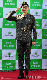 组图：韩情歌王子朴孝信退伍 VIXX到场迎接