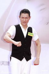 组图：刘德华签售摆造型逗小歌迷 坦言曾打美白针