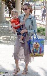 幻灯：杰西卡-阿尔芭携女沙坑玩耍 大展慈母本色