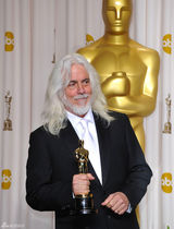 高清组图：奥斯卡后台获奖众星举金人光彩照人