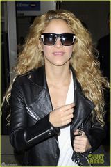 组图：夏奇拉休闲装随性街拍 笑容显亲和