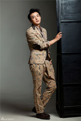 组图：李佳航冬日写真化身温暖型男