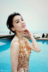 高清组图：黄圣依威尼斯泳池嬉游