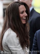 组图：准新娘凯特现身挥手 秀发飘散笑容迷人