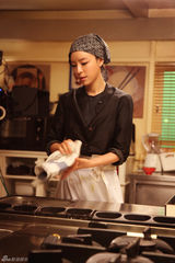 组图：张静初新片演绎悲情厨娘 为求真实拜师求教