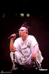 幻灯图：陈奕迅个唱雷人造型不断 否认与妻子离婚